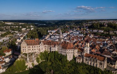 Sigmaringen Kalesi 'nin havadan görünüşü. Yazın Almanya