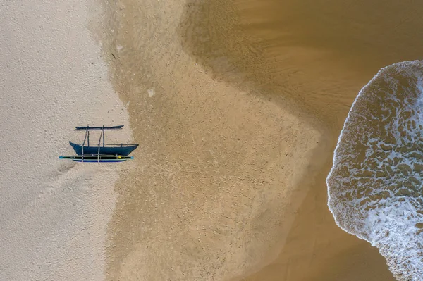 Vista aérea de catamares de pesca em uma praia no sul do Sri Lanka — Fotografia de Stock