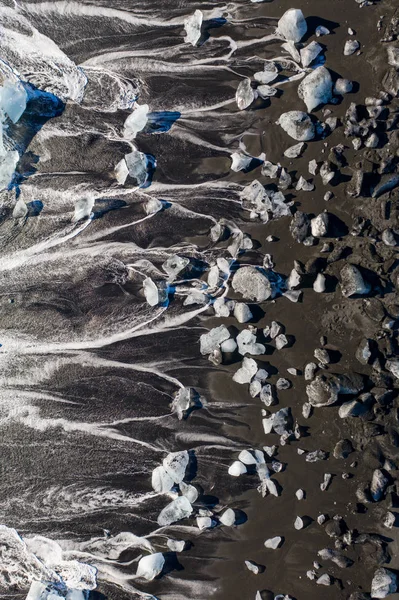 Luftaufnahme von Eisschollen und Eisbergen am Diamantenstrand. Frühlingsanfang in Island — Stockfoto