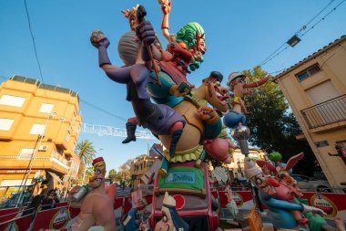 Las Fallas, gazete mankenleri 16 Mart 2019 'da İspanya' nın Valencia kentinde yapılan geleneksel kutlamada yakıldı..