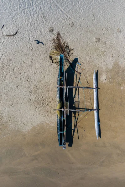 Vista aérea de catamares de pesca em uma praia no sul do Sri Lanka — Fotografia de Stock