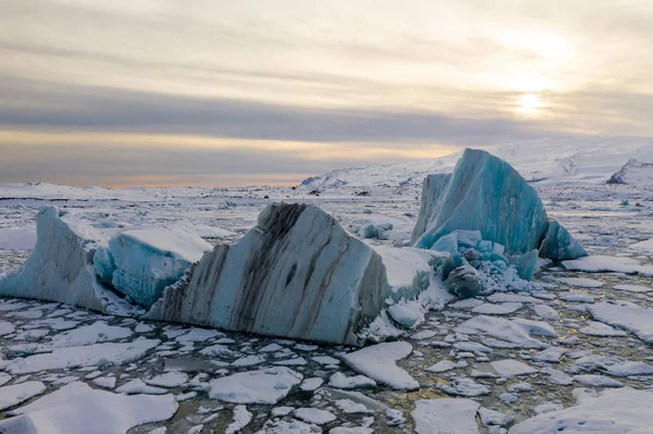 Vista aérea do J kuls rl n lagoa glacial e icebergs flutuantes. O início da primavera na Islândia — Fotografia de Stock