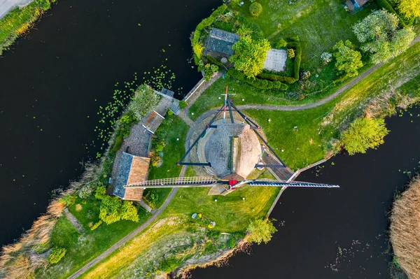 Vista aérea de molinos de viento en la zona de Kinderdijk durante la puesta del sol. Primavera en Holanda — Foto de Stock