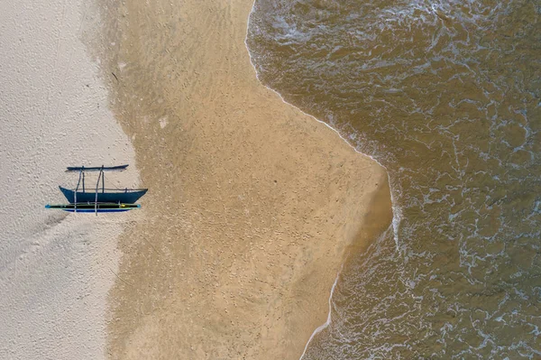 Vista aérea de catamares de pesca em uma praia no sul do Sri Lanka — Fotografia de Stock