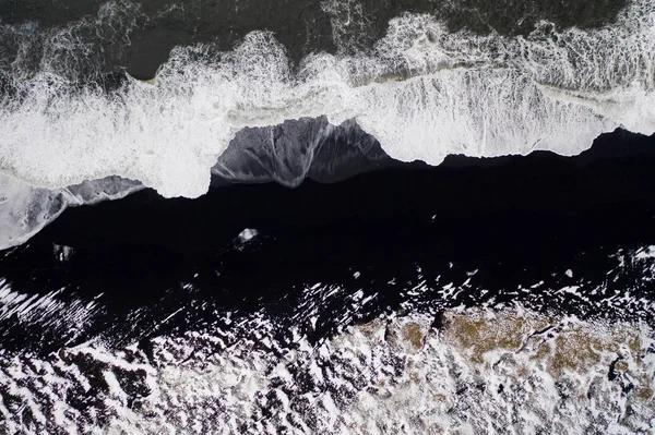 Vista aérea da praia de areia preta em tempo nublado. O início da primavera na Islândia — Fotografia de Stock