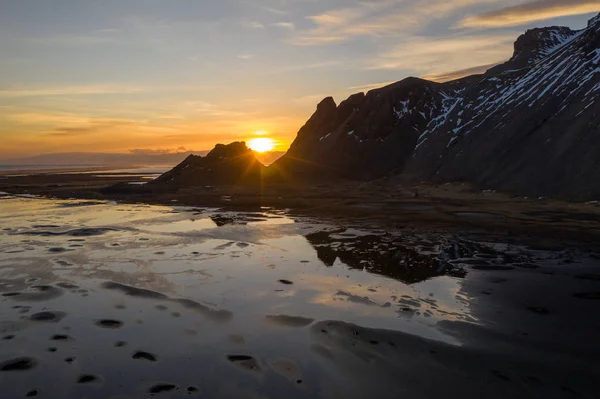 Vista aérea das montanhas Vestrahorn e da praia de Stokksnes durante o pôr do sol. Islândia no início da primavera — Fotografia de Stock