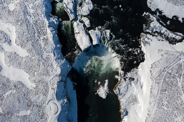 Vista aérea da cachoeira Godafoss, costa nevada e rio. Islândia no início da primavera — Fotografia de Stock