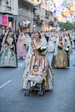 Fallera Komisyonu, Fallas 'ın adak töreni sırasında Calle de la Paz' dan görüldü. Valencia, İspanya - 18 Mart 2019