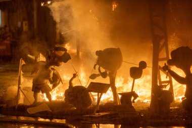 Krema Gecesi. Fallas Şöleni 'nin sonu, sokaktaki tüm kağıt modelleri yakıldığında. Unesco 'nun soyut Dünya Mirası Sitesi. Valencia, İspanya, 19 Mart 2019.