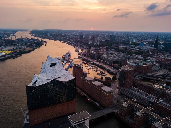 Luftaufnahme der Elbe und des Opernhauses in Hamburg bei Sonnenuntergang. Geramania im Sommer — Stockfoto