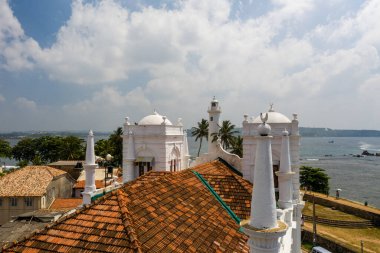 Sri Lanka 'daki Galle bölgesinde bir cami ve deniz feneri manzarası.