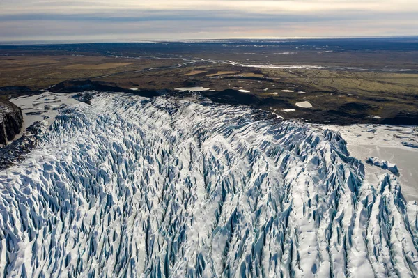 Vista aérea do glaciar Sv nafellsj kull em tempo ensolarado. O início da primavera na Islândia — Fotografia de Stock