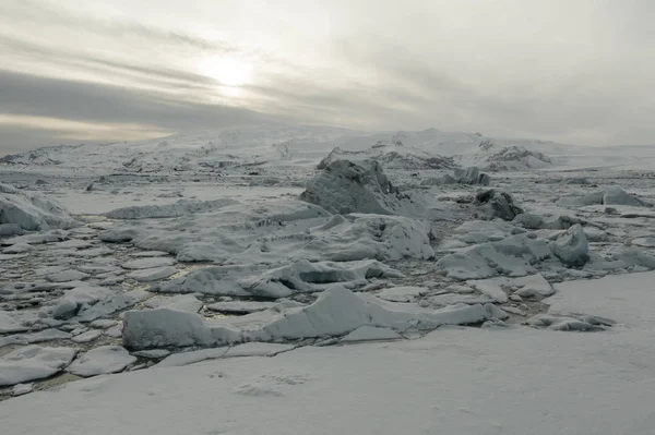 Vista aérea do J kuls rl n lagoa glacial e icebergs flutuantes. O início da primavera na Islândia — Fotografia de Stock