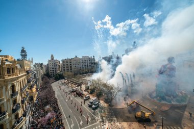 19 Mart 2019 'da Valencia İspanya' da düzenlenen Las Fallas Festivali sırasında Mascleta 'da patlayan havai fişeklerle belediye binası meydanı İnsanlığın Soyut Kültürel Mirasları Listesinde yer aldı..