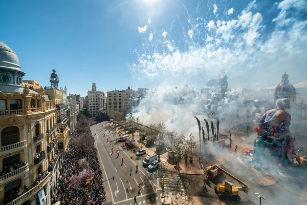 Praça da Câmara Municipal com fogos de artifício explodindo em Mascleta durante o festival Las Fallas em Valência Espanha em 19 de março de 2019 Fallas Festival em sua lista do Patrimônio Cultural Imaterial da Humanidade . — Fotografia de Stock