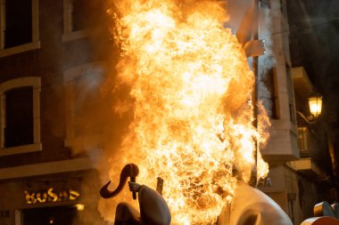 Krema Gecesi. Fallas Şöleni 'nin sonu, sokaktaki tüm kağıt modelleri yakıldığında. Unesco 'nun soyut Dünya Mirası Sitesi. Valencia, İspanya, 19 Mart 2019.