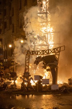 Krema Gecesi. Fallas Şöleni 'nin sonu, sokaktaki tüm kağıt modelleri yakıldığında. Unesco 'nun soyut Dünya Mirası Sitesi. Valencia, İspanya, 19 Mart 2019.
