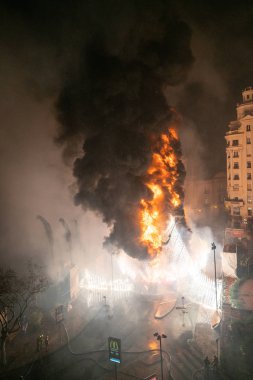 Krema Gecesi. Fallas Şöleni 'nin sonu, sokaktaki tüm kağıt modelleri yakıldığında. Unesco 'nun soyut Dünya Mirası Sitesi. Plaza del Ayuntamiento, Valencia, İspanya, 19 Mart 2019.