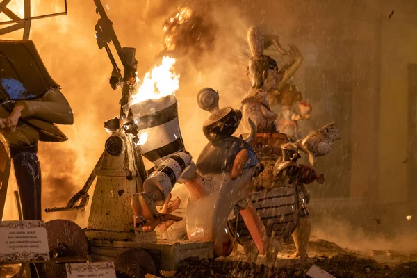 Noche de crema. Fin de la fiesta de Fallas, cuando todos los modelos de papel en la calle se queman. Patrimonio de la Humanidad Inmaterial por la Unesco. Valencia, España, 19 de marzo de 2019 . —  Fotos de Stock