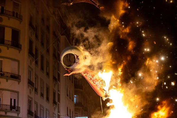 Noche de crema. Fin de la fiesta de Fallas, cuando todos los modelos de papel en la calle se queman. Patrimonio de la Humanidad Inmaterial por la Unesco. Valencia, España, 19 de marzo de 2019 —  Fotos de Stock