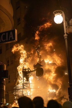 Krema Gecesi. Fallas Şöleni 'nin sonu, sokaktaki tüm kağıt modelleri yakıldığında. Unesco 'nun soyut Dünya Mirası Sitesi. Valencia, İspanya, 19 Mart 2019.