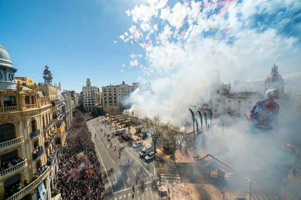 Náměstí radnice s ohňostrojem explodujícím v Mascleta během festivalu Las Fallas ve Valencii Španělsko 19. března 2019 Festival Fallas ve svém seznamu nehmotného kulturního dědictví lidstva. — Stock fotografie