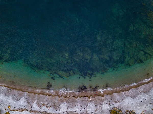 Letecký výhled na pobřeží a útesy na pláži Silencio. Severní Španělsko v létě — Stock fotografie