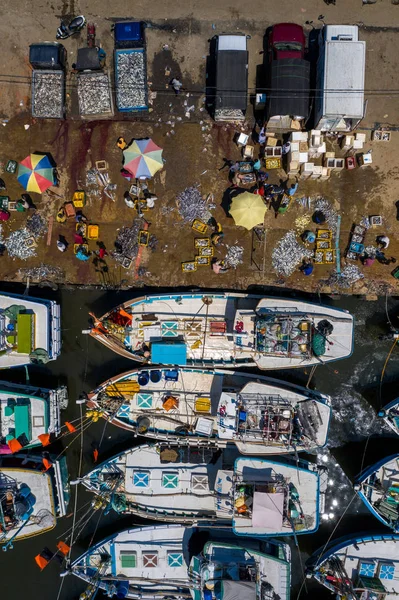 Flygfoto över fiskebåtar och fiskmarknaden i södra Sri Lanka — Stockfoto