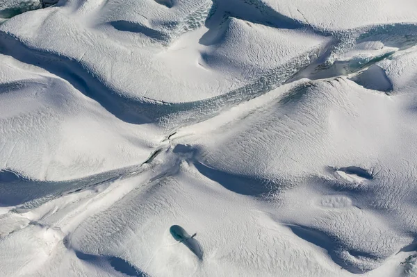 Vista aérea do glaciar Sv nafellsj kull em tempo ensolarado. O início da primavera na Islândia — Fotografia de Stock