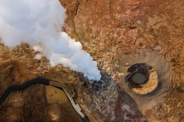 Letecký pohled na geotermální prameny na Islandu na začátku jara — Stock fotografie