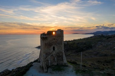 Sicilya adasında gün batımında gökyüzü manzarası