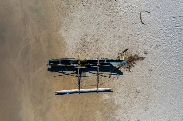 Légi kilátás a halászati katamarokra a Srí Lanka déli részén lévő tengerparton — Stock Fotó