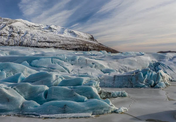 Letecký pohled na ledovec Sv nafellsj kull za slunečného počasí. Začátek jara na Islandu — Stock fotografie