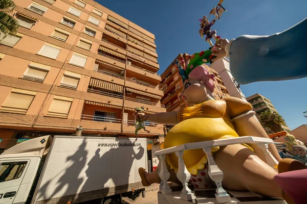 Las Fallas, papírové modely jsou pak postaveny na tradiční oslavě sv. Josefa 15. března2019. Barrio Benimaclet, Valencie, Španělsko. — Stock fotografie