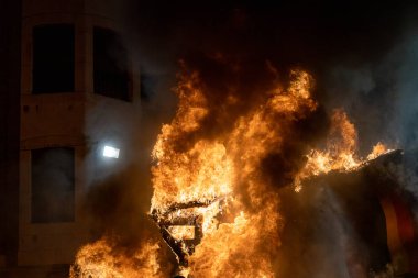 Krema Gecesi. Fallas Şöleni 'nin sonu, sokaktaki tüm kağıt modelleri yakıldığında. Unesco 'nun soyut Dünya Mirası Sitesi. Valencia, İspanya, 19 Mart 2019.