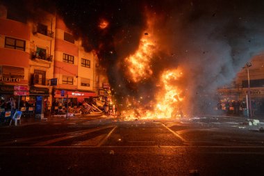 Krema Gecesi. Fallas Şöleni 'nin sonu, sokaktaki tüm kağıt modelleri yakıldığında. Unesco 'nun soyut Dünya Mirası Sitesi. Valencia, İspanya, 19 Mart 2019.