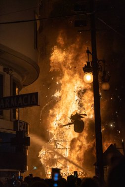Krema Gecesi. Fallas Şöleni 'nin sonu, sokaktaki tüm kağıt modelleri yakıldığında. Unesco 'nun soyut Dünya Mirası Sitesi. Valencia, İspanya, 19 Mart 2019.