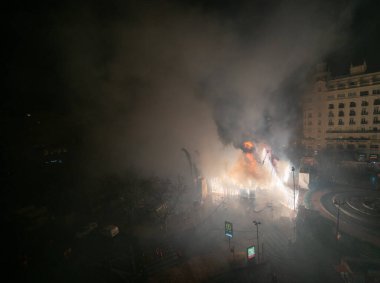 Krema Gecesi. Fallas Şöleni 'nin sonu, sokaktaki tüm kağıt modelleri yakıldığında. Unesco 'nun soyut Dünya Mirası Sitesi. Plaza del Ayuntamiento, Valencia, İspanya, 19 Mart 2019.
