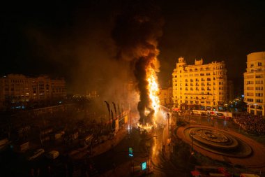 Krema Gecesi. Fallas Şöleni 'nin sonu, sokaktaki tüm kağıt modelleri yakıldığında. Unesco 'nun soyut Dünya Mirası Sitesi. Plaza del Ayuntamiento, Valencia, İspanya, 19 Mart 2019.