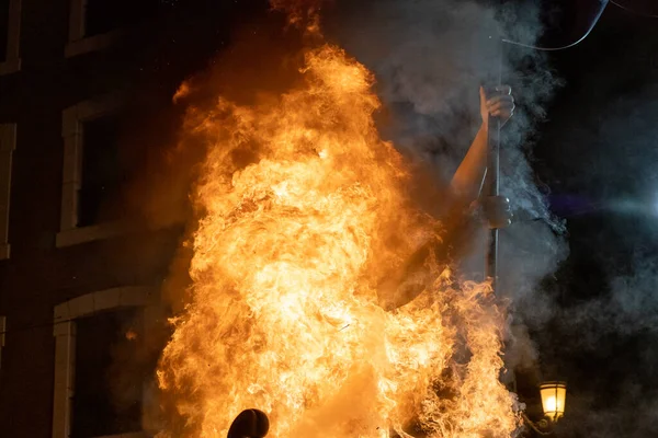 Noche de crema. Fin de la fiesta de Fallas, cuando todos los modelos de papel en la calle se queman. Patrimonio de la Humanidad Inmaterial por la Unesco. Valencia, España, 19 de marzo de 2019 . —  Fotos de Stock