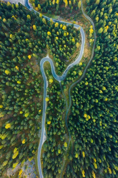 Повітряний вид на гори, осінній ліс і дороги в південному Тіролі. Dolomites Italy — стокове фото