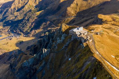Pic du Sancy 'nin hava manzarası ve şafaktan sonra aydınlık bulutlar. Sonbaharda Fransa