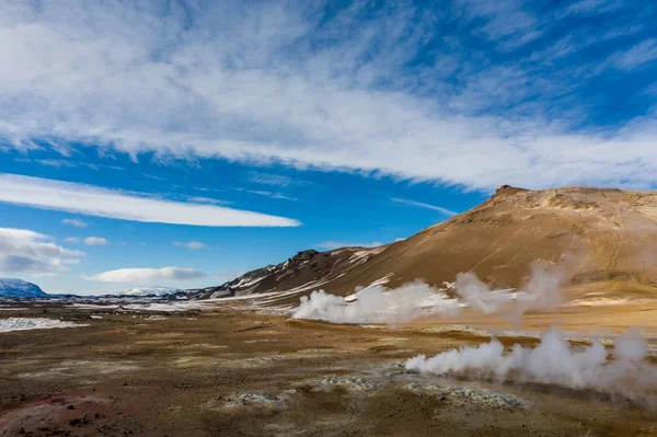 Вид с воздуха на геотермальные источники в месте расположения Хверира. Исландия ранней весной — стоковое фото
