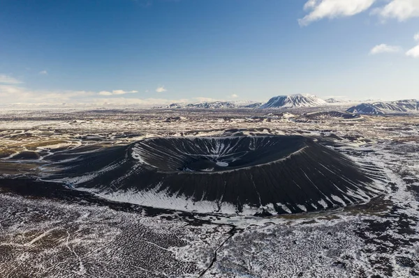 Hverfjall volkanı kraterinin hava görüntüsü. Baharın başında İzlanda.