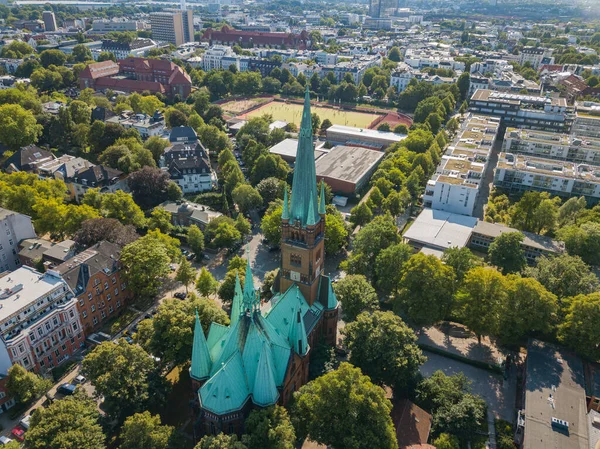 Hamburg şehrinin hava manzaralı bölgeleri. Almanya Yazı