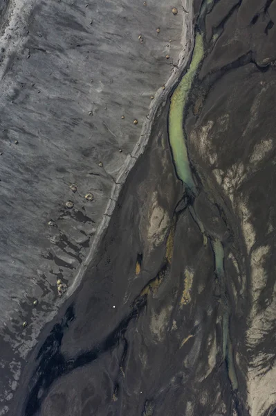 Vista aérea de padrões de rios islandeses que fluem para o oceano. Islândia no início da primavera — Fotografia de Stock