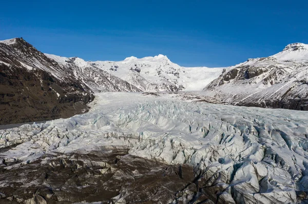 Letecký pohled na ledovec Sv nafellsj kull za slunečného počasí. Začátek jara na Islandu — Stock fotografie