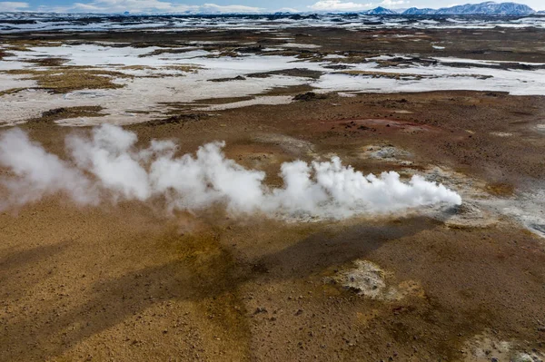 Letecký pohled na geotermální pružiny v lokalitě Hverir. Island na začátku jara — Stock fotografie