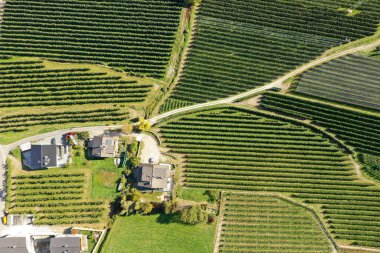 Dolomitlerdeki bir kilisenin havadan görünüşü. İtalya sonbaharda