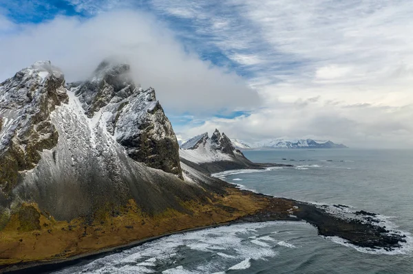 Vista aérea de las montañas de Vestrahorn y la playa de Stokksnes durante el atardecer. Islandia a principios de primavera —  Fotos de Stock